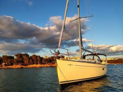 Bavaria 38C – Göcek Yelkenli Tekne Konaklama