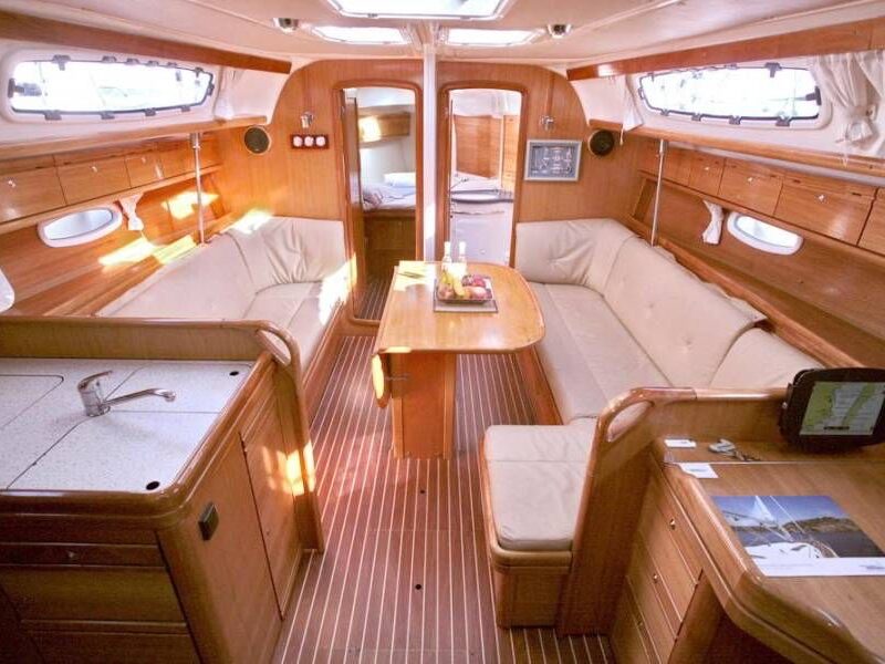 Bavaria 38C – Göcek Yelkenli Tekne Konaklama