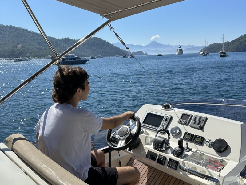 Prestige 500 Fly – Göcek’te 3 Kabinli Motoryat Konaklaması