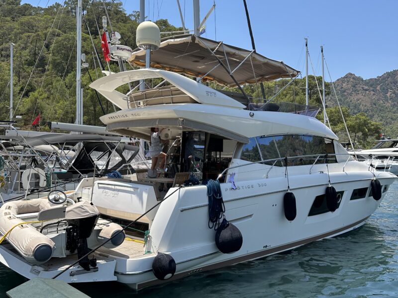 Prestige 500 Fly – Göcek’te 3 Kabinli Motoryat Konaklaması