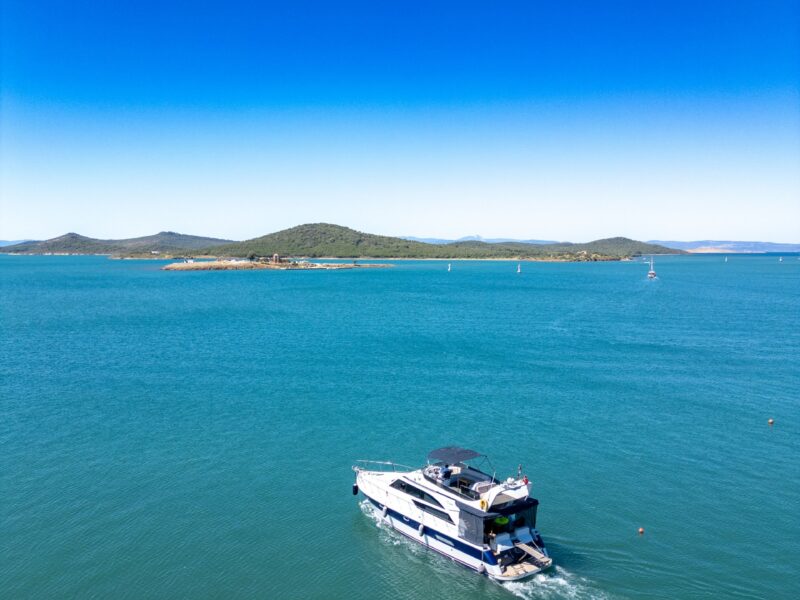 Cunda’da 15,5 Metre Özel Yapım Motoryatta Konaklama