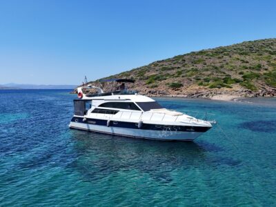 Cunda’da 15,5 Metre Özel Yapım Motoryatta Konaklama