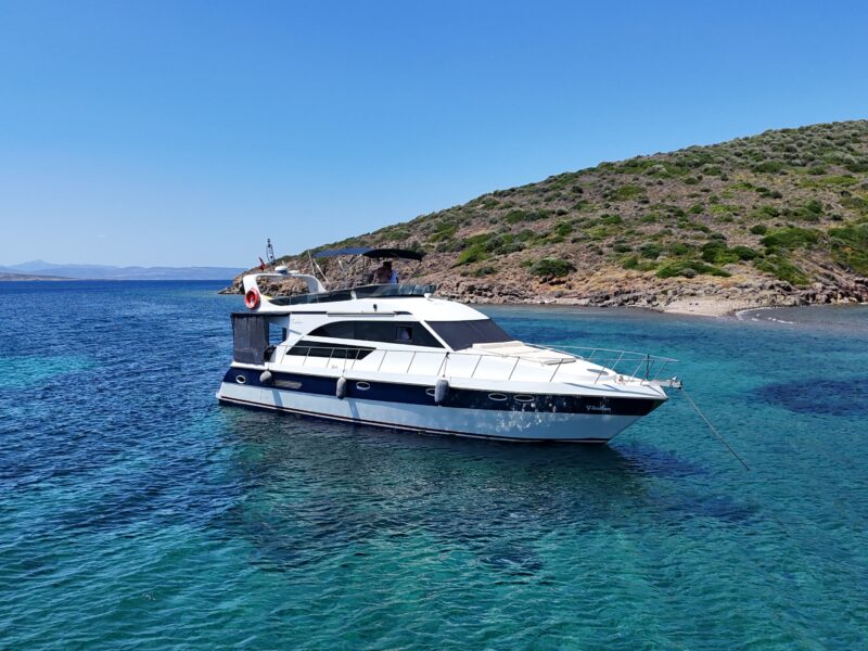Cunda’da 15,5 Metre Özel Yapım Motoryatta Konaklama