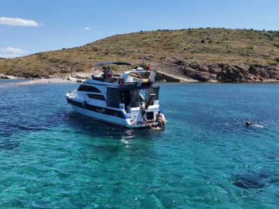 Cunda’da 15,5 Metre Özel Yapım Motoryatta Konaklama