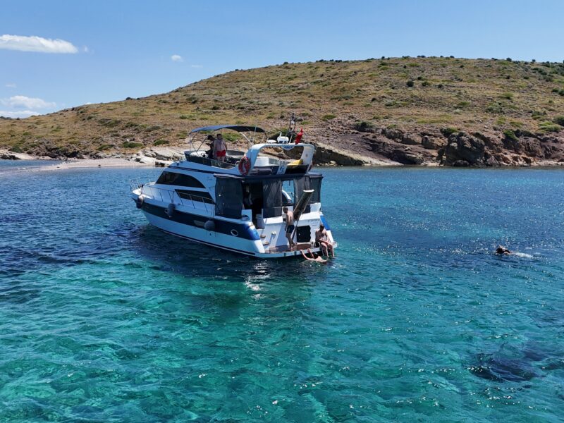 Cunda’da 15,5 Metre Özel Yapım Motoryatta Konaklama