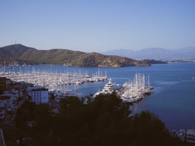 Fethiye'de marina ve tekneler arasında teknede konaklama atmosferi