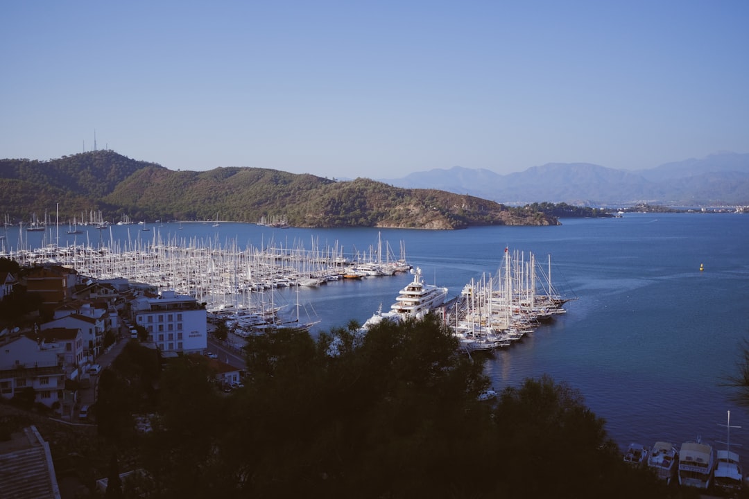 Fethiye'de Teknede Konaklama Fethiye'de marina ve tekneler arasında teknede konaklama atmosferi